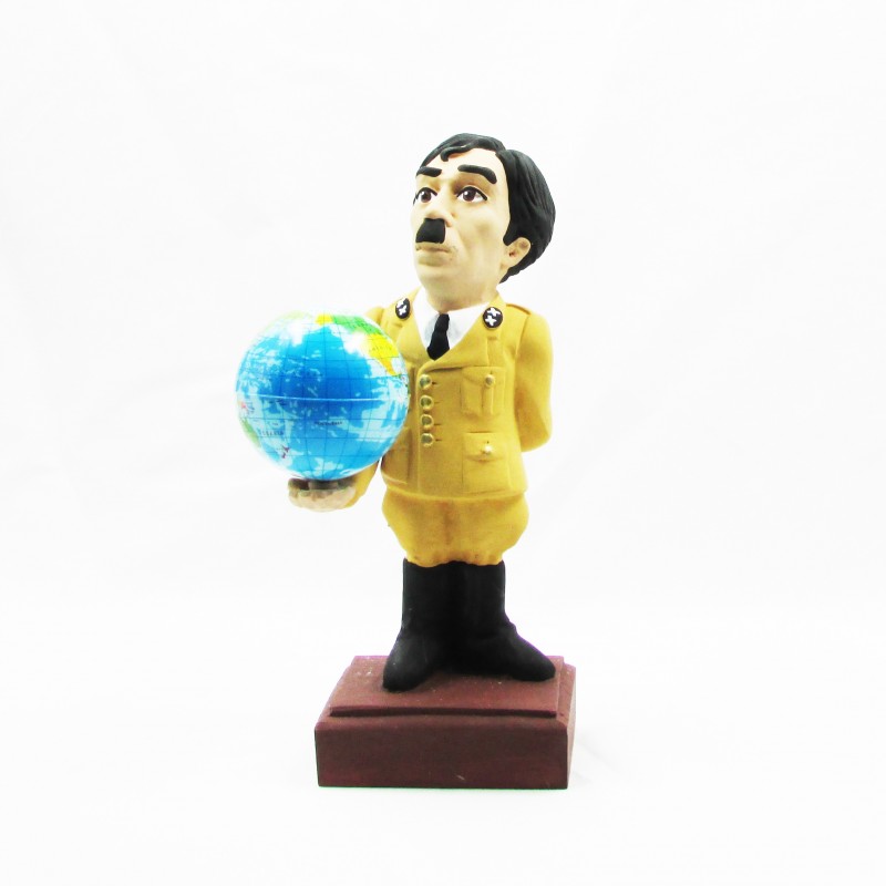 Figura resina Chaplin en el gran dictador con la bola del mundo