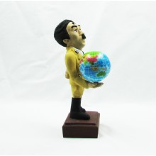 Figura resina Chaplin en el gran dictador con la bola del mundo