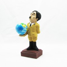 Figura resina Chaplin en el gran dictador con la bola del mundo